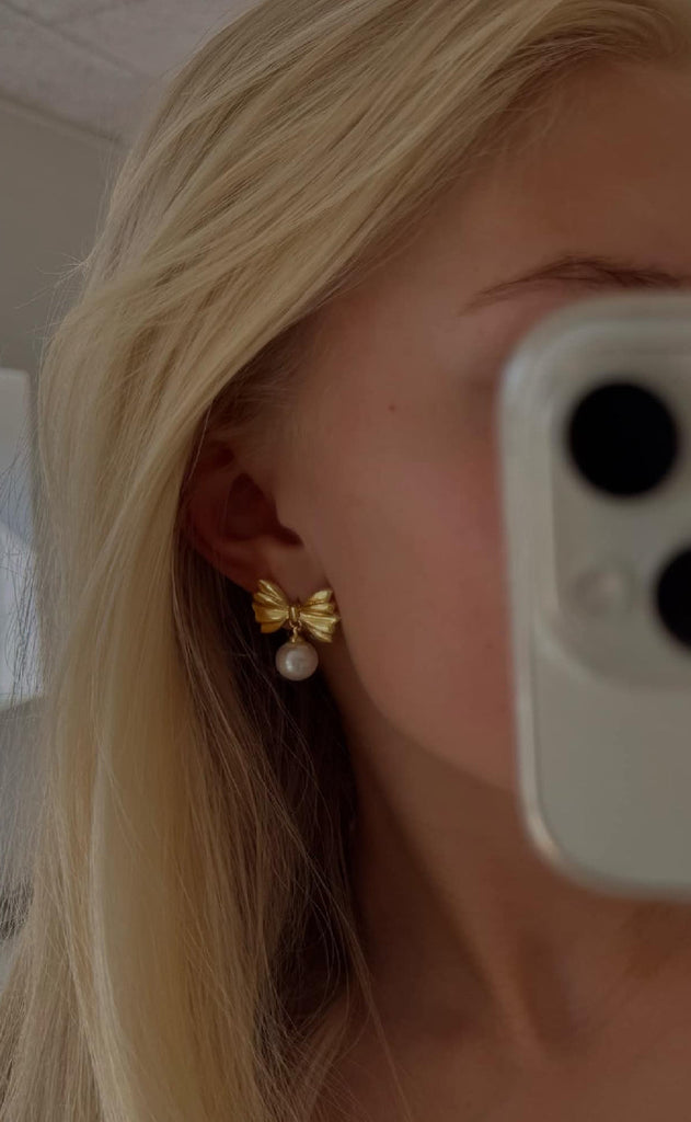 Smykkeli Copenhagen Øreringe - Christina Bow - Gold Colour